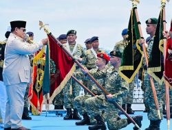 Presiden Republik Indonesia Prabowo Subianto Menyaksikan Langsung Demo Laut dan Sailing Pass di Acara Presidential Inspection