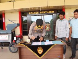 Kapolres Banyuasin Salurkan Bantuan Mesin Pipil Jagung dari Kapolri kepada Kelompok Tani