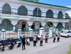 Polwan Polda Maluku Amankan Ibadah Sholat Jumat di Sejumlah Masjid di Ambon
