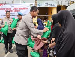 Dekat dengan Warga, Polres Metro Jakbar Bagikan Sembako di Polsek Palmerah