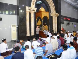 Kapolda Maluku Sholat Subuh di Masjid Nurul Ikhlas Arbes, Ajak Warga Jaga Kamtibmas dan Hidup Orang Basudara