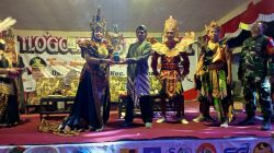 Wujud Kepedulian, Kepala Desa Tlogosari Lilik Rahayu Beri Cendera Mata untuk Peserta Tlogosari Fest Carnival 2025