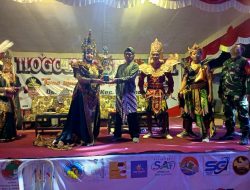 Wujud Kepedulian, Kepala Desa Tlogosari Lilik Rahayu Beri Cendera Mata untuk Peserta Tlogosari Fest Carnival 2025