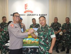 Polres Metro Jakarta Barat Beri Kejutan yg HUT TNI ke-80 di Makodim 0503 JB, Wujud Soliditas