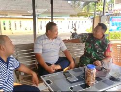 Pererat Silaturahmi, Babinsa Seunuddon Ngopi Bareng Warga di Desa Tanjung Pinang