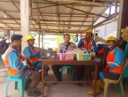 Wujud Kepedulian Polri, Bhabinkamtibmas Polsek Sebangki Sambangi Warga dan Petugas PLN