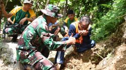 Anggota Satgas TMMD 126 Kodim 0818/Malang-Batu Tinjau dan Cek Pekerjaan Pipanisasi di Dusun Sengkaringan