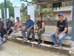 Pererat Hubungan Silaturahmi dengan Masyarakat, Babinsa Tanah Jambo Aye Gelar Komsos di Sawong Desa