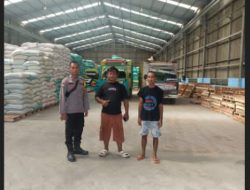 Bhabinkamtibmas Polsek Muara Padang Monitor Pengiriman Jagung ke Bulog Dukung Ketahanan Pangan