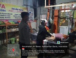 Datangi Warganya Di Saat Laksanakan Patroli Malam Untuk Mencegah Gangguan Keamanan