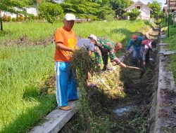 Gotong Royong Babinsa dan Warga Demi Lingkungan Bersih