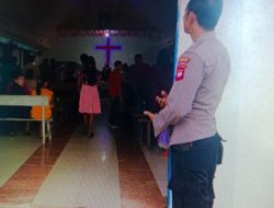 Berikan Rasa Aman Personil Polsek Ngabang Laksanakan Pengamanan Ibadah Minggu Di Gereja