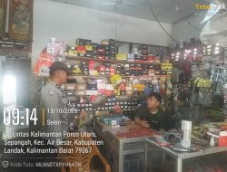 Sapa Warga di Tengah Aktivitas, Personel Polsek Air Besar Ajak Masyarakat Jaga Keamanan Bersama