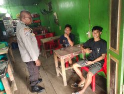 Bercengkrama Bersama Masyarakat Patroli Polsek Ngabang Ingatkan Bagi Warga Yang Akan Melaksanakan Hajatan/Acara Untuk Membuat Surat Ijin Keramaian