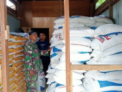 Babinsa Lakukan Pengecekan Harga Pupuk di Pasar Desa Teupin U