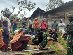 Pos Serambakon Satgas Yonif 751/VJS Peduli Duka Warga Seramkatop dan Hadir Menjadi Pelipur Lara