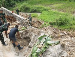 Satgas TMMD ke-126 dan Warga Gotong Royong Perbaiki Pondasi Jembatan Penghubung Dua Desa