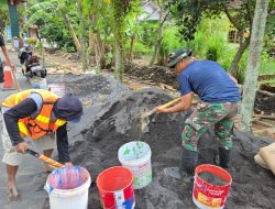 Satgas TMMD ke-126 Kodim 0818/Malang-Batu Percepat Pengecoran Drainase di Desa Lebakharjo