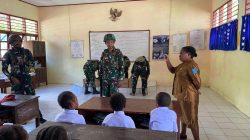 Satgas Pamtas RI-PNG Yonif 763/SBA Pos Kokas Ajak Anak SD Belajar dan Bagikan Biskuit serta Susu