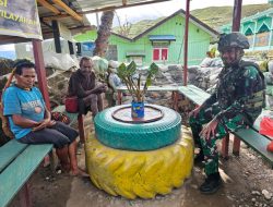 Berbagi Senyum Satgas Yonif 521/DY di Pos TNI