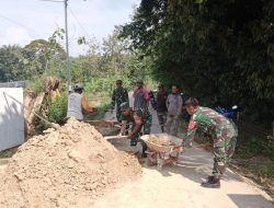 Babinsa Bantu Warga dalam Kegiatan Penimbunan Jalan di Desa