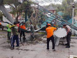 TNI – Polri dan Warga Gelar Kerja Bakti Bersihkan Reruntuhan Atap Stadion Gelora Penataran Pasca Bencana