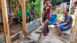Babinsa Desa Kalirejo Bantu Perbaikan Rumah Warga Tak Layak Huni di Dusun Darungan