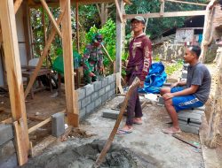 Babinsa Desa Kalirejo Bantu Perbaikan Rumah Warga Tak Layak Huni di Dusun Darungan