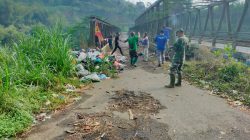 Babinsa Desa Sukowilangun Ajak Warga Bersihkan Sampah di Sekitar Jembatan Bely