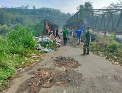 Babinsa Desa Sukowilangun Ajak Warga Bersihkan Sampah di Sekitar Jembatan Bely