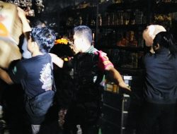 Sinergi TNI-Polri-Damkar Trenggalek Padamkan Kebakaran Ruko Sembako di Ngantru