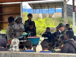 Jumat Berkah di Tanah Puncak: Satgas Yonif 700/WYC Makan Bersama Warga Eronggobak, Wujud Kehangatan TNI dan Rakyat