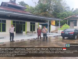 Personil Polsubsektor Jelimpo Laksanakan Pengaturan dan Pengamanan Di Depan Masjid Al Hidayah Tubang Raeng