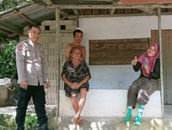 Bersama Warga di Teras Rumah, Polisi Sengah Temila Tebar Senyum dan Pesan Kamtibmas