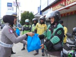 Jaga Kondusivitas Palembang, Patroli Polwan Presisi Polda Sumsel Sasar Pengemudi Ojek Online dengan Aksi Simpatik