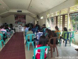 Berikan Pesan Kamtibmas Disela-sela Personil Polsubsektor Jelimpo dan Polsek Ngabang Laksanakan Pengamanan Di Gereja