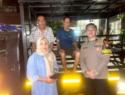 Piket Pamapta Polres Metro Jakarta Barat Sigap Antar Lansia Tersesat Kembali ke Keluarganya