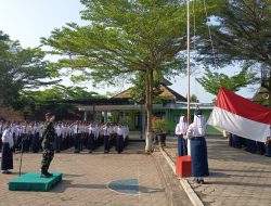 Jadi Irup Upacara Senin Di SMPN 01 Binangun, Danramil Yakini Pentingnya Menanamkan Nilai Disiplin Pada Siswa