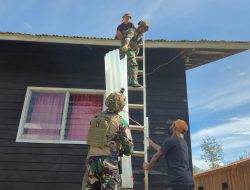 Satgas Yonif 700/WYC Gotong Royong Perbaiki Atap Gereja di Pegunungan Papua