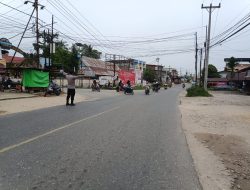 Aipda Hengki Personil Polsek Ngabang Laksanakan Pengaturan Arus Lalin Didepan Persekolahan Supaya Terciptanya Situasi Aman Kondusif