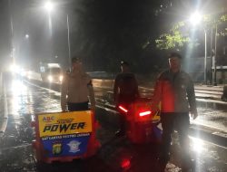 Piket Pamapta Polres Jakbar Tanggap Tangani Truk Pecah Ban di Tengah Fly Over Pesing