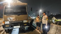 Piket Pamapta Polres Jakbar Tanggap Tangani Truk Pecah Ban di Tengah Fly Over Pesing*
