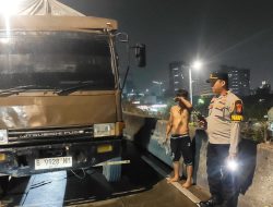 Piket Pamapta Polres Jakbar Tanggap Tangani Truk Pecah Ban di Tengah Fly Over Pesing*