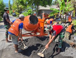 Semangat Gotong Royong Satgas TMMD Kodim 0818 dan Warga Lebakharjo Wujudkan Drainase Desa yang Lebih Baik