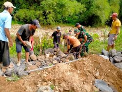 Dari Anak Muda hingga Sesepuh, 30 Meter Bronjong, Cegah Erosi Sungai di TMMD 126 Kodim 0818