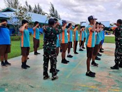 Babinsa Pos Ramil Tanah Miring Melatih Baris-Berbaris di SMP Negeri 8 Merauke