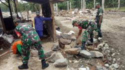 Babinsa Gotong Royong Bersama Warga Bangun Rumah Agar Pekerjaan Cepat Selesai