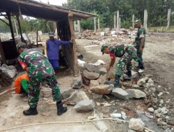 Babinsa Gotong Royong Bersama Warga Bangun Rumah Agar Pekerjaan Cepat Selesai