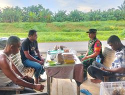 Ngopi Bersama Warga, Babinsa Wujudkan Keharmonisan di Wilayah Binaan