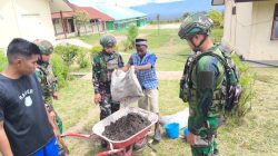 Satgas Yonif 521/DY Karya Bhakti Mendirikan Gapura MTSN Walesi
